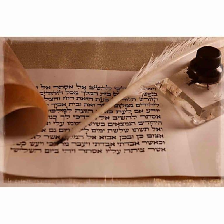 Sofer Stam écrivant sur un parchemin sacré